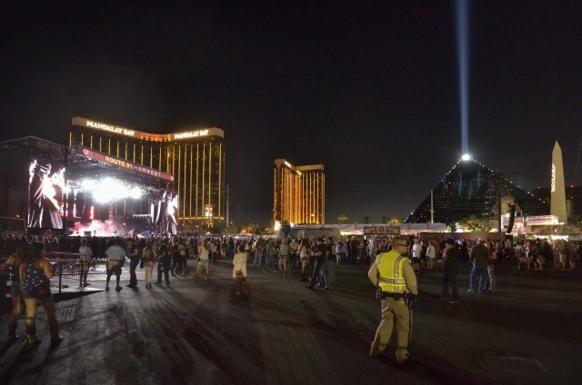 MCX02 LAS VEGAS (ESTADOS UNIDOS), 02/10/2017.- Vista general de uno de los escenarios del festival de música "Route 91. Harvest", en las Vegas, Estados Unidos, el 30 de septiembre de 2017. Ráfagas de fusiles automáticos en el festival desataron el pánico en la madrugada de hoy, 2 de octubre de 2017, y la Policía ha pedido a los asistentes que abandonen la zona, donde se presume puede haber numerosas víctimas. EFE/Bill Hughes/Las Vegas News Bureau/CRÉDITO OBLIGATORIO/SÓLO USO EDITORIAL/PROHIBIDA SU VENTA/NO ARCHIVO