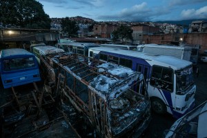 Las insólitas técnicas que aplican los venezolanos para reparar sus vehículos (Video)