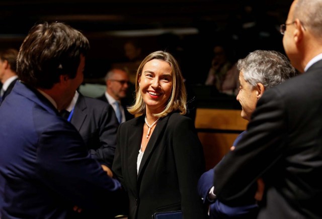 EPA135. LUXEMBURGO (LUXEMBURGO), 16/10/2017.- La jefa de la diplomacia europea, Federica Mogherini, asiste al Consejo de Ministros de Exteriores de la Unión Europea celebrado en Luxemburgo hoy, 16 de octubre de 2017. Los ministros de Exteriores de la Unión Europea (UE) abordan hoy la crisis en Venezuela mientras se preparan sanciones selectivas por la represión en ese país, además de dar luz verde a nuevas medidas restrictivas autónomas contra Corea del Norte y mostrar su apoyo al acuerdo nuclear con Irán. EFE/ Julien Warnand