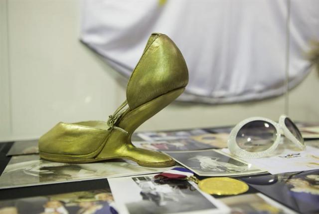 Fotografía del 19 de octubre de 2017, muestra varios de los vistosos vestidos, zapatos y pelucas de la legendaria cantante cubana Celia Cruz, la "Reina de la Salsa", que se exhiben por primera vez en el país, en una exposición sobre su vida y su carrera musical de más de seis décadas, en Santo Domingo (República Dominicana). EFE/Orlando Barría