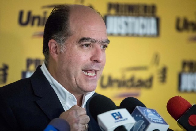 CAR001. CARACAS (VENEZUELA) - El presidente del Parlamento, Julio Borges, habla durante una rueda de prensa hoy, domingo 22 de octubre del 2017, en la ciudad de Caracas (Venezuela). La oposición venezolana pidió hoy al Gobierno una refinanciación de la deuda externa para evitar que los más de 3.500 millones que el país tiene que pagar en vencimientos de octubre y noviembre se reúna sacrificando importaciones y agravando la situación de escasez que vive la nación. EFE/MIGUEL GUTIÉRREZ