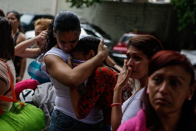 ACOMPAÑA CRÓNICA: VENEZUELA CRISIS - CAR02. CARACAS (VENEZUELA), 05/10/2018.- Fotografía del 29 de septiembre de 2017, que muestra familiares que lloran luego de despedir a un viajero que aborda uno de los autobuses en Caracas (Venezuela) con destino a diferentes países suramericanos. La reducción de oferta y el alto costo de boletos aéreos internacionales han obligado a muchos venezolanos a migrar por vía terrestre a diferentes países de Suramérica en búsqueda de alimentos, salud, seguridad y un "futuro", un viaje que puede tomar entre día y medio y once días, dependiendo qué tan al sur quieran llegar. EFE/Cristian Hernández