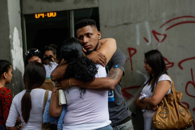 ACOMPAÑA CRÓNICA: VENEZUELA CRISIS - CAR02. CARACAS (VENEZUELA), 05/10/2018.- Fotografía del 29 de septiembre de 2017, que muestra a un joven (c) que se despide de su familia antes de abordar un autobús en Caracas (Venezuela) rumbo a diferentes destinos suramericanos. La reducción de oferta y el alto costo de boletos aéreos internacionales han obligado a muchos venezolanos a migrar por vía terrestre a diferentes países de Suramérica en búsqueda de alimentos, salud, seguridad y un "futuro", un viaje que puede tomar entre día y medio y once días, dependiendo qué tan al sur quieran llegar. EFE/Cristian Hernández