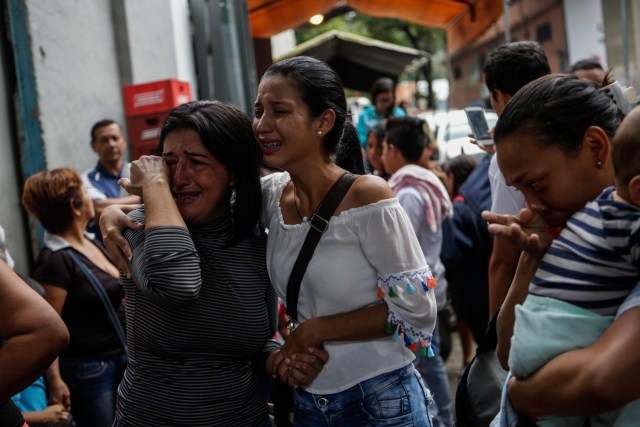 ACOMPAÑA CRÓNICA: VENEZUELA CRISIS - CAR02. CARACAS (VENEZUELA), 05/10/2018.- Fotografía del 29 de septiembre de 2017, que muestra dos mujeres que lloran al despedirse de su familiar que aborda uno de los autobuses en Caracas (Venezuela) con destino a diferentes países suramericanos. La reducción de oferta y el alto costo de boletos aéreos internacionales han obligado a muchos venezolanos a migrar por vía terrestre a diferentes países de Suramérica en búsqueda de alimentos, salud, seguridad y un "futuro", un viaje que puede tomar entre día y medio y once días, dependiendo qué tan al sur quieran llegar. EFE/Cristian Hernández