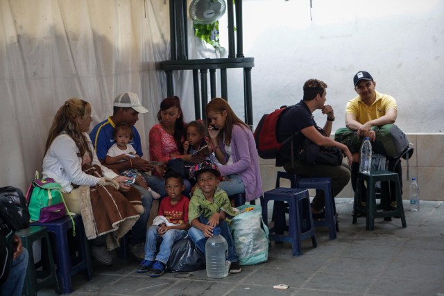 ACOMPAÑA CRÓNICA: VENEZUELA CRISIS - CAR02. CARACAS (VENEZUELA), 05/10/2018.- Fotografía del 29 de septiembre de 2017, que muestra a viajeros y familiares mientras esperan para abordar un autobús en Caracas (Venezuela) rumbo a diferentes destinos suramericanos. La reducción de oferta y el alto costo de boletos aéreos internacionales han obligado a muchos venezolanos a migrar por vía terrestre a diferentes países de Suramérica en búsqueda de alimentos, salud, seguridad y un "futuro", un viaje que puede tomar entre día y medio y once días, dependiendo qué tan al sur quieran llegar. EFE/Cristian Hernández