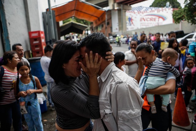 ACOMPAÑA CRÓNICA: VENEZUELA CRISIS - CAR02. CARACAS (VENEZUELA), 05/10/2018.- Fotografía del 29 de septiembre de 2017, que muestra a un joven (c) que se despide de su familia antes de abordar uno de los autobuses en Caracas (Venezuela) con destino a diferentes países suramericanos. La reducción de oferta y el alto costo de boletos aéreos internacionales han obligado a muchos venezolanos a migrar por vía terrestre a diferentes países de Suramérica en búsqueda de alimentos, salud, seguridad y un "futuro", un viaje que puede tomar entre día y medio y once días, dependiendo qué tan al sur quieran llegar. EFE/Cristian Hernández