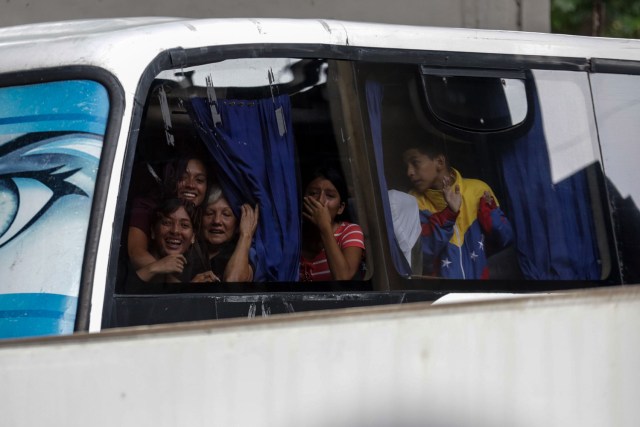 ACOMPAÑA CRÓNICA: VENEZUELA CRISIS - CAR02. CARACAS (VENEZUELA), 05/10/2018.- Fotografía del 29 de septiembre de 2017, que muestra un grupo de personas a bordo uno de los autobuses en Caracas (Venezuela) con destino a diferentes países suramericanos. La reducción de oferta y el alto costo de boletos aéreos internacionales han obligado a muchos venezolanos a migrar por vía terrestre a diferentes países de Suramérica en búsqueda de alimentos, salud, seguridad y un "futuro", un viaje que puede tomar entre día y medio y once días, dependiendo qué tan al sur quieran llegar. EFE/Cristian Hernández