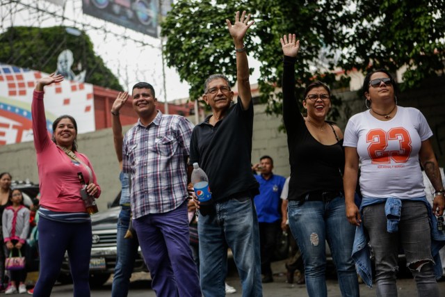 ACOMPAÑA CRÓNICA: VENEZUELA CRISIS - CAR02. CARACAS (VENEZUELA), 05/10/2018.- Fotografía del 29 de septiembre de 2017, que muestra a familias mientras se despiden de sus familiares que se encuentran a bordo uno de los autobuses en Caracas (Venezuela) con destino a diferentes países suramericanos. La reducción de oferta y el alto costo de boletos aéreos internacionales han obligado a muchos venezolanos a migrar por vía terrestre a diferentes países de Suramérica en búsqueda de alimentos, salud, seguridad y un "futuro", un viaje que puede tomar entre día y medio y once días, dependiendo qué tan al sur quieran llegar. EFE/Cristian Hernández