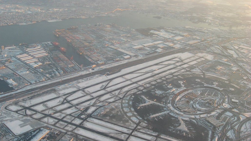 Detienen un hombre en el aeropuerto de Nueva York tras amenazar a empleado con bomba