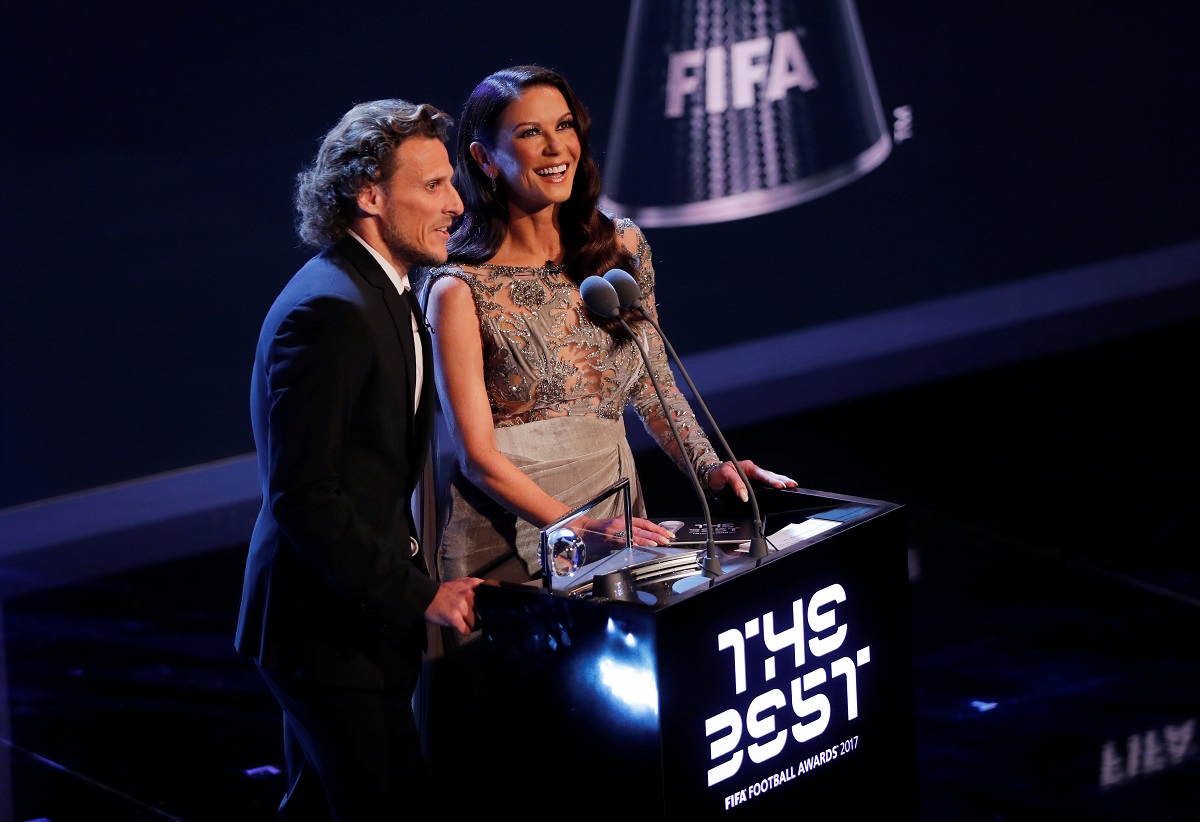 Catherine Zeta Jones reapareció con un “retoques” en el rostro durante los premios “FIFA The Best”