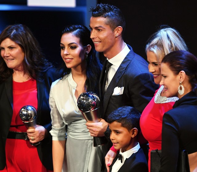 LON001. LONDRES (REINO UNIDO), 23/10/2017.- El delantero del Real Madrid Cristiano Ronaldo (c) posa junto a su hijo, Cristiano Ronaldo Jr (3d), y su novia Georgina Rodriguez (2i) luego de recibir el premio 'The Best' de la FIFA que designa al mejor jugador del mundo durante la última temporada hoy, lunes 23 de octubre de 2017, en Londres (Reino Unido). El astro portugués se volvió a coronar rey del fútbol mundial después de un curso para enmarcar, en el que ganó la Liga de Campeones, la Liga española, la Supercopa de Europa y la Supercopa de España. EFE/ANDY RAIN