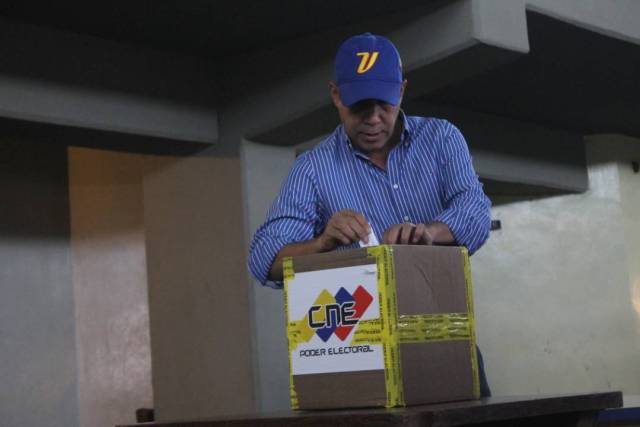 Henri Falcón ejerciendo su derecho al voto