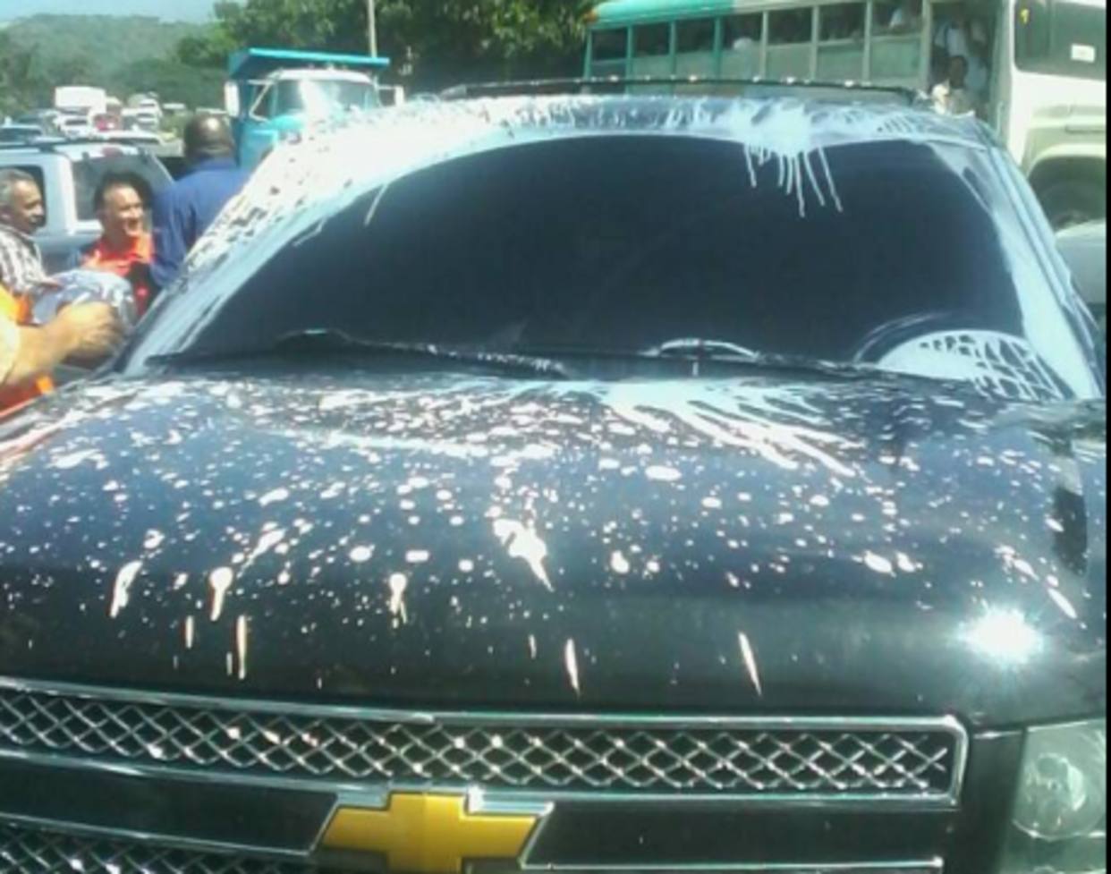 Denuncian que motorizados atacan vehículo en el que se trasladaba Ramos Allup (Fotos + Video)