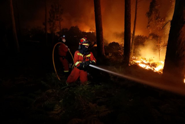 Bomberos de la Unidad de emergencia militar en el norte de España. Reuters