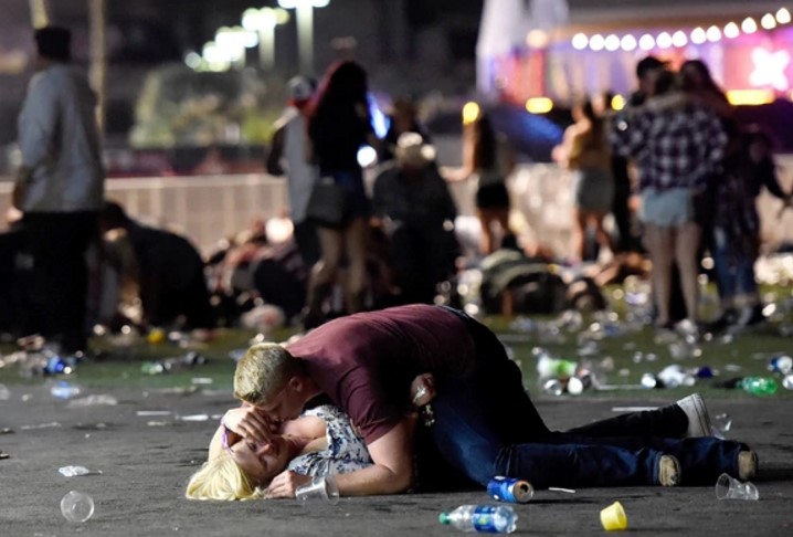 Conoce el “ángel de la guarda” de Las Vegas, cuya foto recorrió y conmovió al mundo