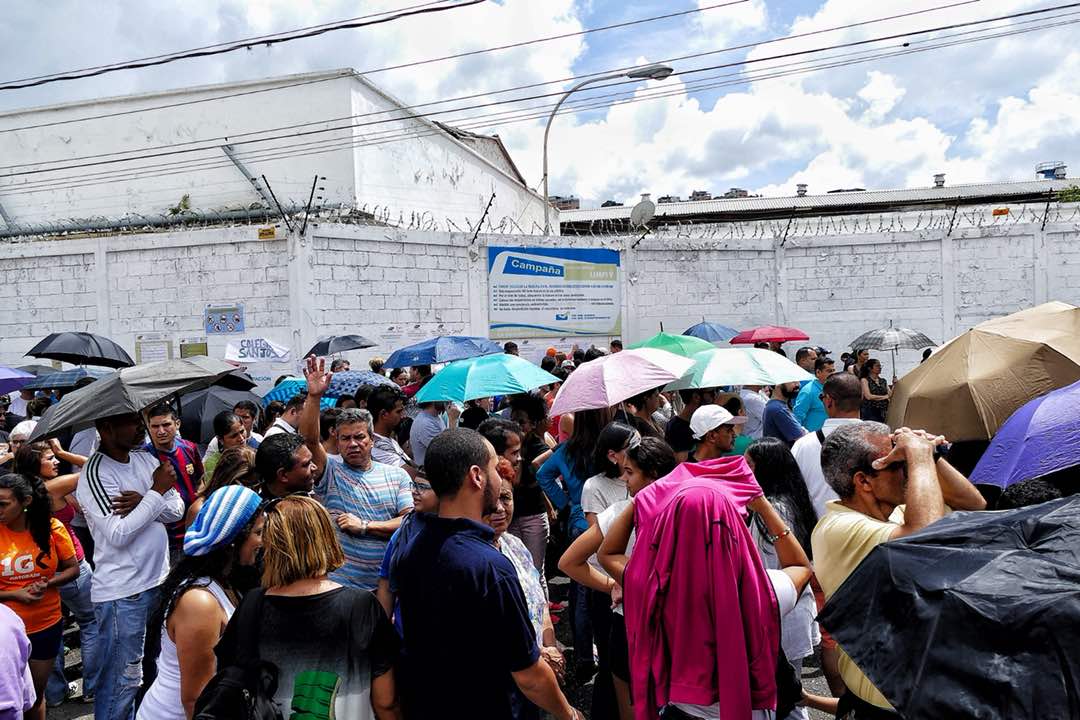 Pica y se extiende la participación en Petare en el “sobrevenido” centro electoral del CNE (FOTOS)