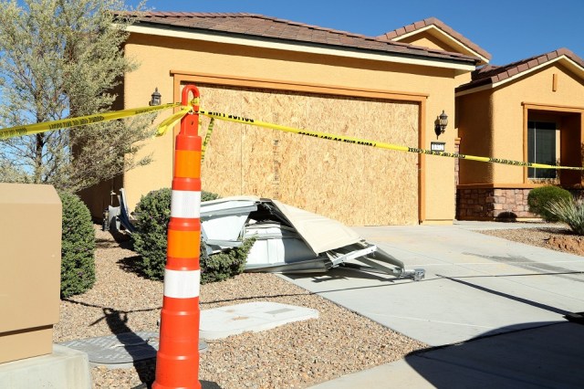 Los restos de la puerta del garaje se sientan en la calzada delante de la casa en la comunidad de Mesquite de la ciudad de Sun en donde se sospechó que el pistotero Stephen Paddock vivió. Gabe Ginsberg / Getty Images / AFP