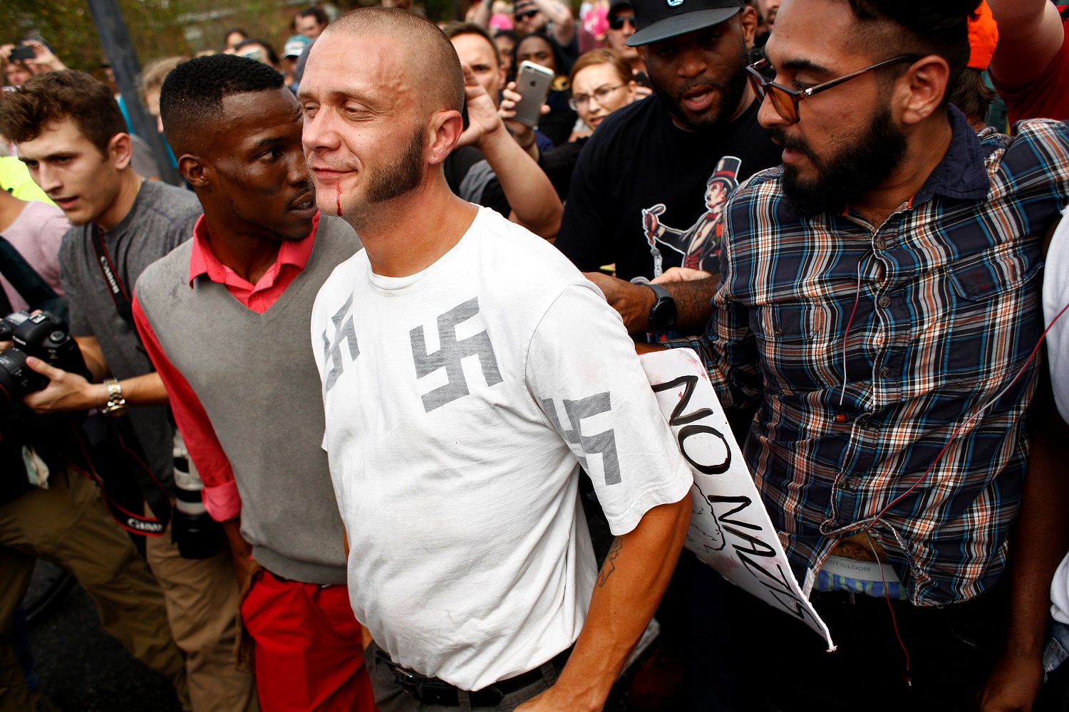 Manifestantes acallan a supremacista blanco en universidad de EEUU