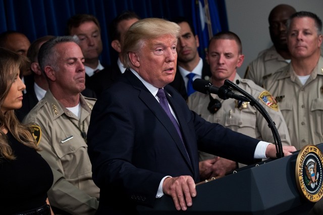 LAS VEGAS, NV - 4 DE OCTUBRE: El presidente Donald Trump entrega observaciones en el cuartel general del Departamento de Policía Metropolitana de Las Vegas, el 4 de octubre de 2017 en Las Vegas, Nevada. Trump está programado para visitar a las víctimas y los socorristas del tiroteo en masa de la noche del domingo durante su viaje a Las Vegas. Drew Angerer / Getty Images / AFP