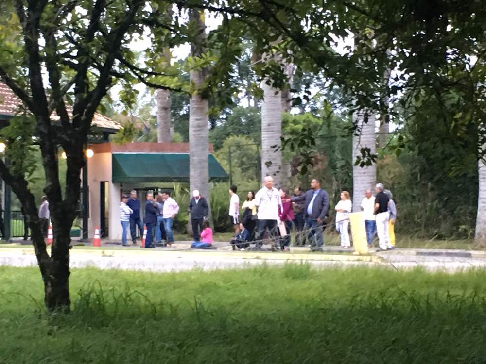 6:40am Electores esperan para votar en el Club La Lagunita #15Oct