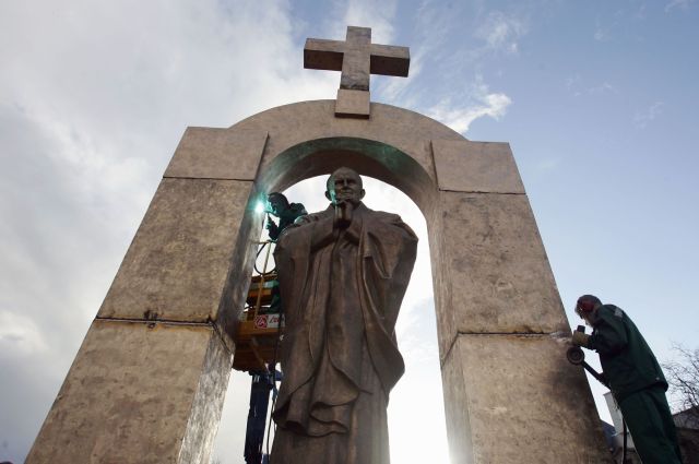 (FILES) This file photo taken on November 28, 2006 shows workers during the installation of a bronze statue of Pope John Paul II by controversial Russian artist Zurab Tsereteli in Ploermel, Brittany, western France.  A court in Nantes on December 15, 2015 has cancelled the decision to remove the monument of John Paul II from the public square in Ploermel. A court in Rennes on April 30, 2015 before had decided that the monument, that was installed following a decision of the municipal council in 2006, should be removed from its current location, since it contravened the provisions of the constitution and the 1905 law establishing the separation of church and state. / AFP / DAVID ADEMAS