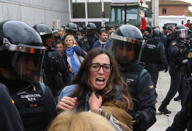 People clash with Spanish Guardia Civil guards outside a polling station in Sant Julia de Ramis, where Catalan president was supposed to vote, on October 1, 2017, on the day of a referendum on independence for Catalonia banned by Madrid. More than 5.3 million Catalans are called today to vote in a referendum on independence, surrounded by uncertainty over the intention of Spanish institutions to prevent this plebiscite banned by justice. / AFP PHOTO / Raymond ROIG