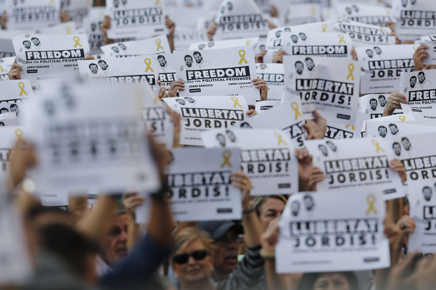 Independentistas catalanes preparan respuesta a la intervención de Rajoy