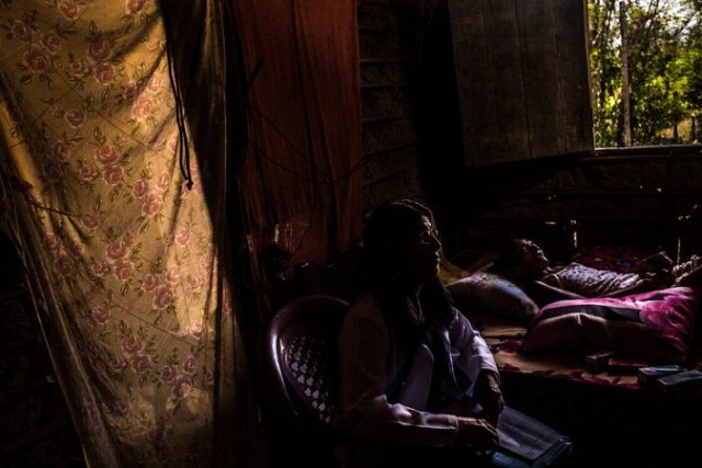 Álvarez habló con la familia de Celia Guimaraes, de 78 años, quien sufre la enfermedad de Alzheimer. Credit Dado Galdieri para The New York Times