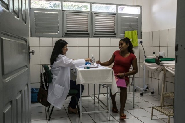 Álvarez con una paciente embarazada en un centro de salud en el municipio de Santa Rita en São Luís, estado de Maranhao, Brasil. Credit Dado Galdieri para The New York Times