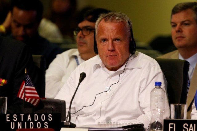 Imagen de archivo. El subsecretario de Estado John J. Sullivan aetnto durante una reunión en Cancún, México, 20 de junio de 2017. REUTERS/Carlos Jasso