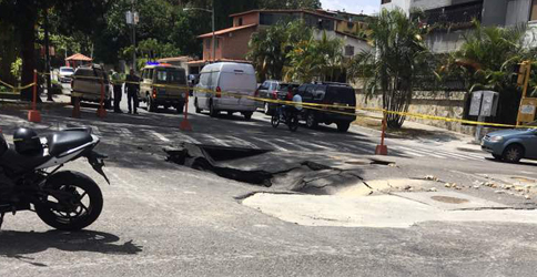 Mega hueco impide acceso a La Boyera este #13Oct