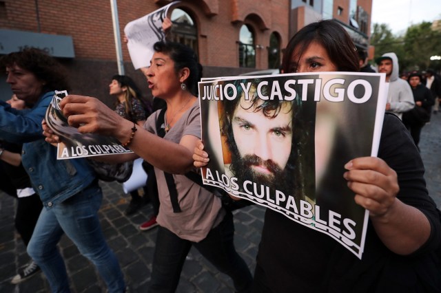 CH05. SANTIAGO (CHILE), 23/10/2017.- Varias personas portan carteles con la imagen del activista argentino Santiago Maldonado durante una manifestación para protestar por su muerte hoy, lunes 23 de octubre de 2017, en Santiago (Chile). Más de un centenar de personas se manifestaron hoy en Santiago para protestar por la muerte del activista argentino Santiago Maldonado, lo que terminó con violentos incidentes. Diversas organizaciones sociales habían convocado para la tarde de este lunes una concentración para demandar justicia en el caso Maldonado, cuyo cadáver fue hallado e identificado la semana pasada, tras permanecer 80 días desaparecido en la provincia de Chubut, Argentina. EFE/Mario Ruiz