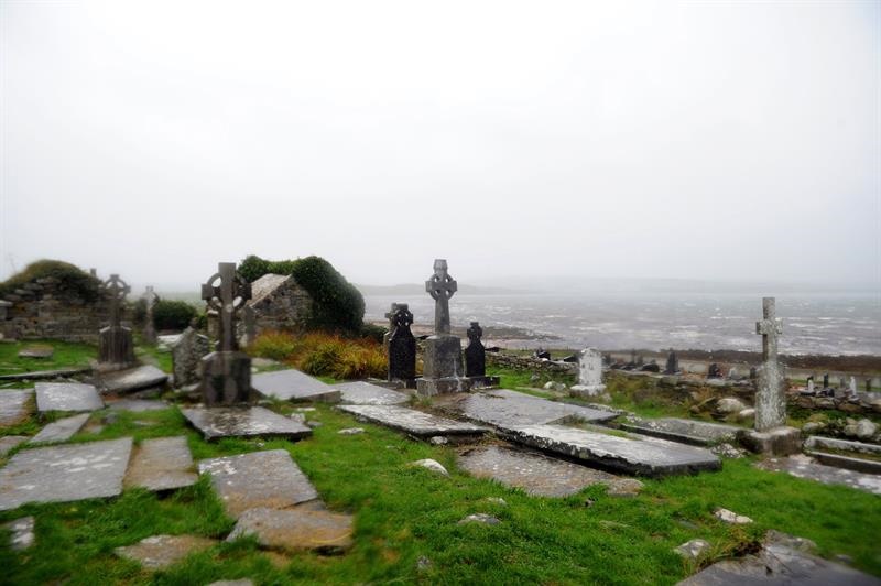 Una mujer muere al caer un árbol por la tormenta Ofelia en Irlanda