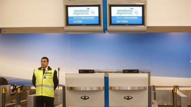  Paro total de Aerolíneas: algunos pasajeros podrían demorar hasta una semana en volar. Foto: LA NACION / Silvana Colombo