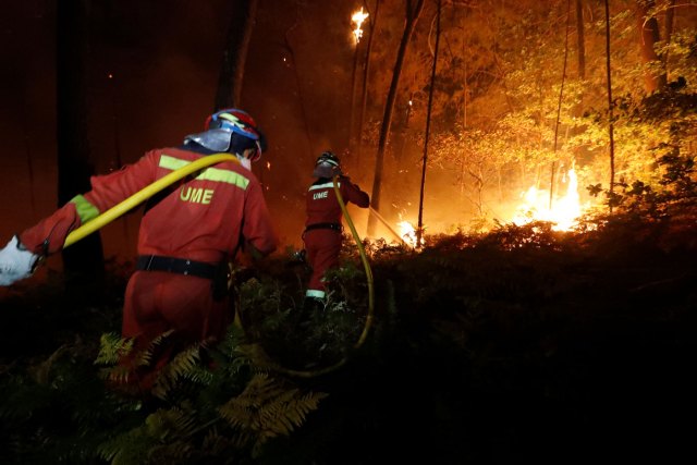 Bomberos de la Unidad de emergencia militar. Reuters