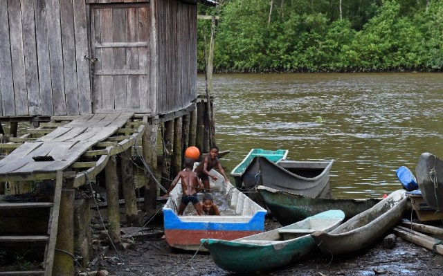 Los niños juegan en Pital de la Costa, municipio de Tumaco, departamento de Nariño, Colombia el 31 de octubre de 2017. / Raul Arboleda