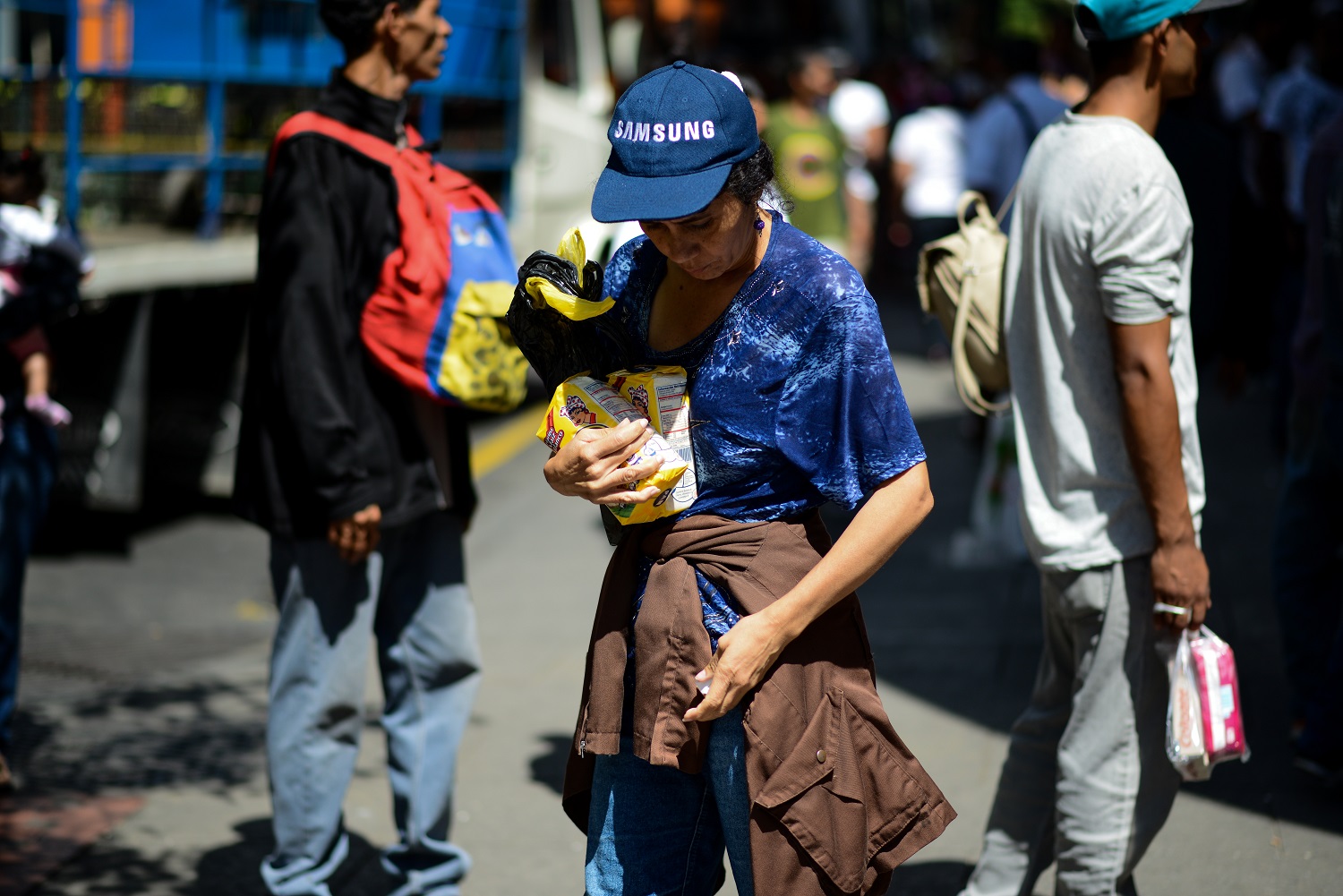 Comerciantes y clientes sufren carestía de las bolsas plásticas