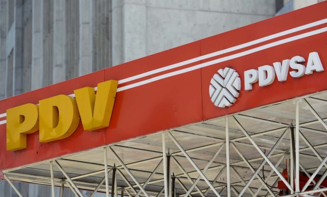 Picture of the logo of Venezuelan state-owned oil company PDVSA, seen at a gas station in Caracas, on November 14, 2017. Venezuela has been declared in "selective default" by Standard and Poor's after failing to make interest payments on bond issues as it tries to refinance its $150 billion foreign debt. / AFP PHOTO / Federico PARRA