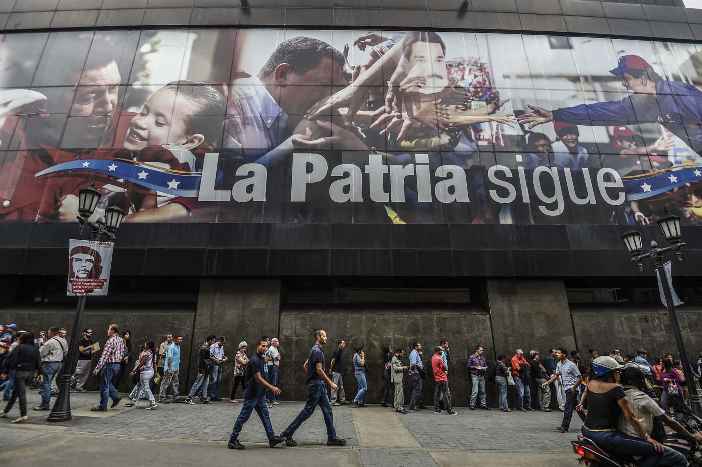 Tres jubilados mueren cuando hacían cola para cobrar su pensión en Venezuela