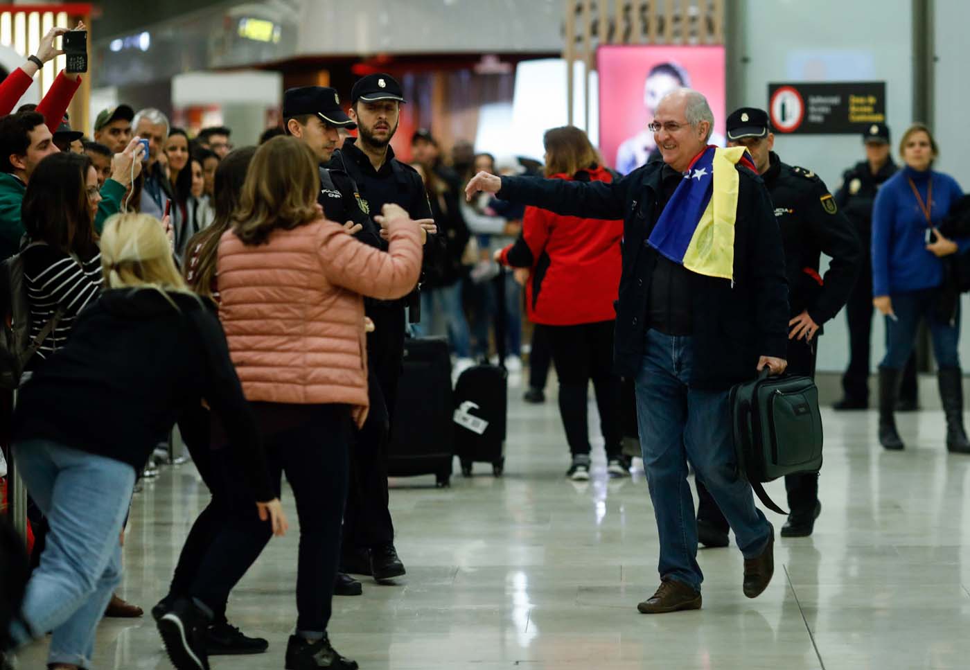 El momento en que Ledezma es recibido por su familia en Madrid (video)