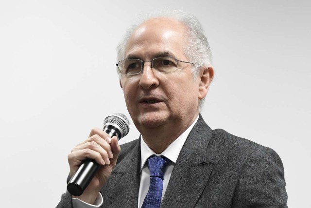 Former Caracas mayor Antonio Ledezma gives a press conference on November 20, 2017 in Madrid. The former mayor of Caracas, a staunch opponent of Venezuela's President, arrived in Madrid on November 18, 2017 after escaping house arrest and fleeing to Colombia. / AFP PHOTO / JAVIER SORIANO