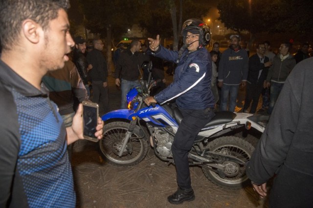 Moroccan police intervene during clashes between young Moroccans and sub-Saharan migrants on November 24, 2017 in Casablanca. / AFP PHOTO / FADEL SENNA