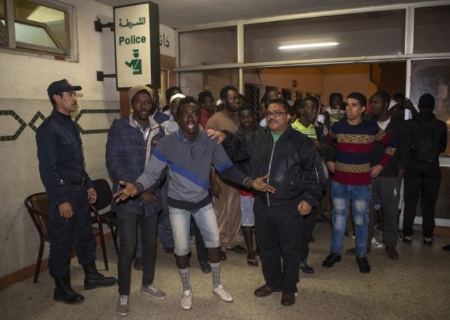 Sub-Saharan migrants hold ground during clashes with young Moroccans on November 24, 2017 in Casablanca. / AFP PHOTO / FADEL SENNA