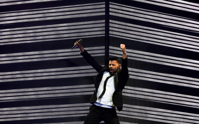 Puerto Rican musician Ricky Martin performs during a concert at the zocalo (main square) of Mexico City, on November 25, 2017. / AFP PHOTO / RONALDO SCHEMIDT