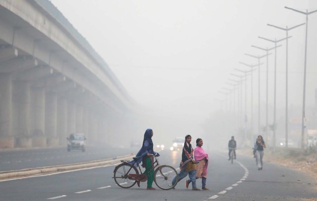 People cross the road in Delhi, India, November 7, 2017. REUTERS/Saumya Khandelwal