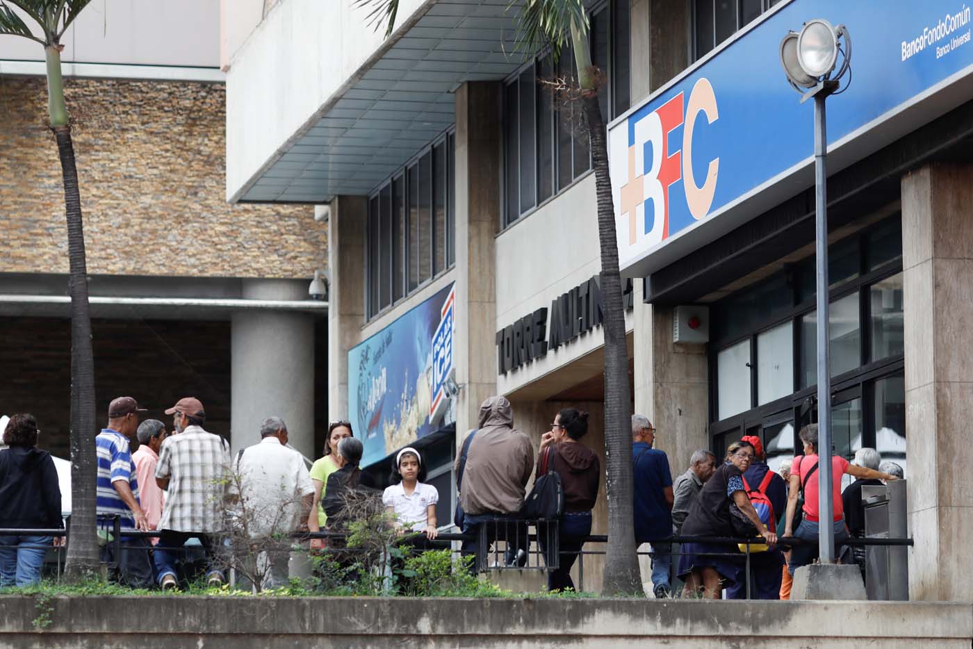 Largas colas en los bancos para cobrar la pensión