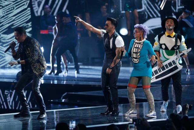 18 ° Latin Grammy Awards - Show - Las Vegas, Nevada, Estados Unidos, 16/11/2017 - Luis Fonsi (C), Bomba Estereo y Victor Manuelle (L) interpretan "Despacito". REUTERS / Mario Anzuoni