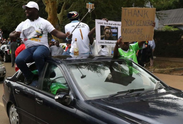 Protesters calling for Zimbabwean President Robert Mugabe to step down take to the streets in Harare, Zimbabwe, November 18, 2017. REUTERS/Philimon Bulawayo