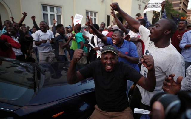 Zimbabweans celebrate after President Robert Mugabe resigns in Harare, Zimbabwe November 21, 2017. REUTERS/Mike Hutchings