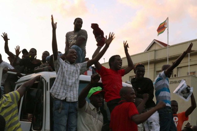 Zimbabweans celebrate after President Robert Mugabe resigns in Harare, Zimbabwe November 21, 2017. REUTERS/Philimon Bulawayo